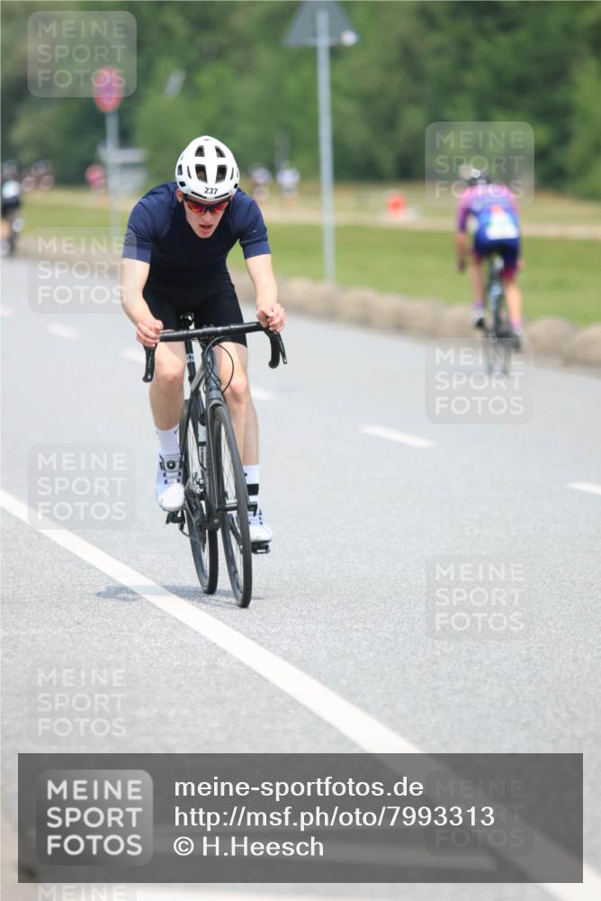 21.06.2025 - 27. Vierlanden-Triathlon H.Heesch http://msf.ph/oto/7993313 15.06.2025 12:04:36 Radfahren 237, 822, 826, 913 meine-sportfotos.de