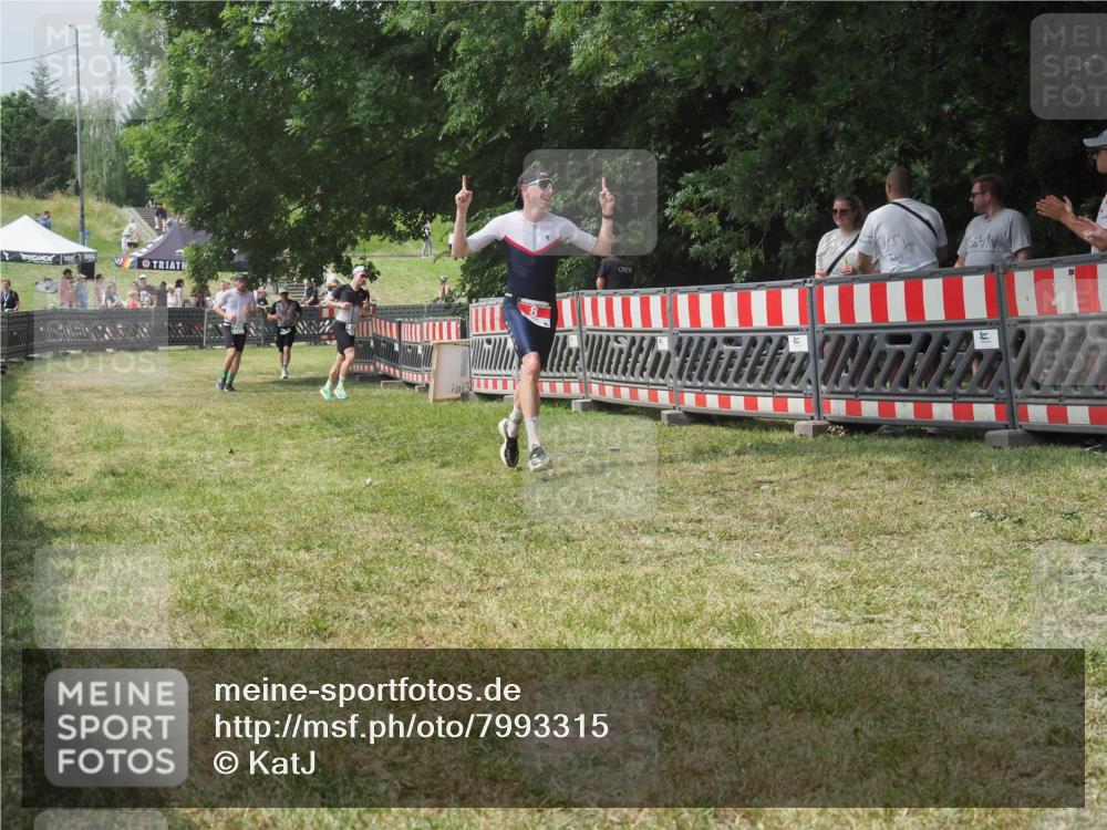 21.06.2025 - 27. Vierlanden-Triathlon KatJ http://msf.ph/oto/7993315 15.06.2025 12:34:18 Ziel 8 meine-sportfotos.de