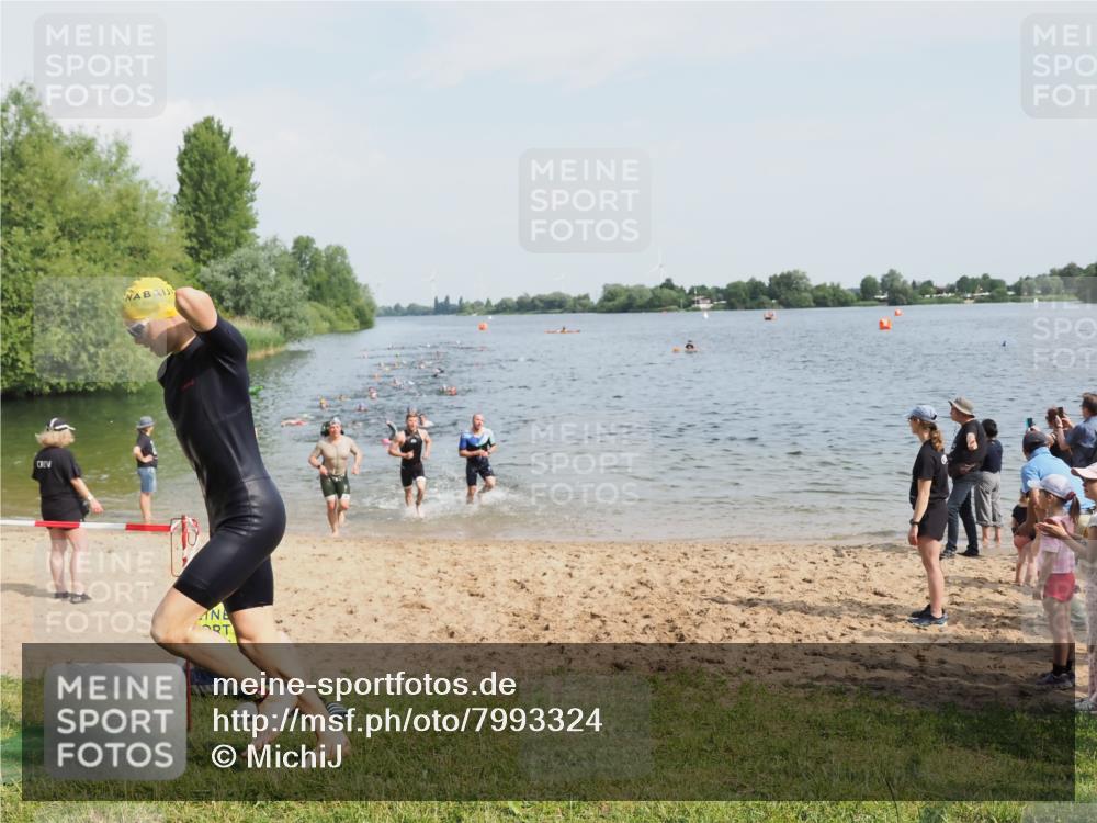 21.06.2025 - 27. Vierlanden-Triathlon MichiJ http://msf.ph/oto/7993324 15.06.2026 09:55:29 Schwimmen 272, 316, 327, 329, 335, 348, 353, 548 meine-sportfotos.de