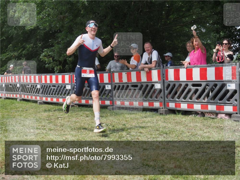 21.06.2025 - 27. Vierlanden-Triathlon KatJ http://msf.ph/oto/7993355 15.06.2025 12:34:19 Ziel 8, 50 meine-sportfotos.de