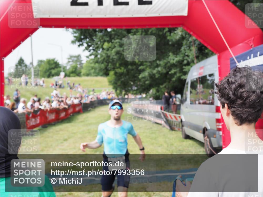 21.06.2025 - 27. Vierlanden-Triathlon MichiJ http://msf.ph/oto/7993356 15.06.2026 11:16:12 Ziel 411, 434 meine-sportfotos.de