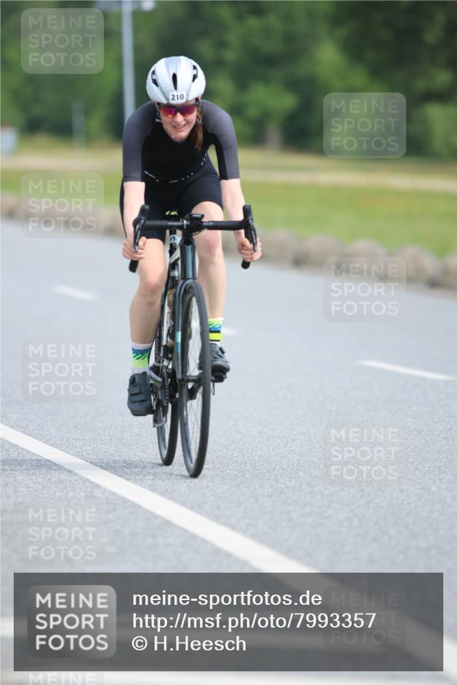 15.06.2025 - 27. Vierlanden-Triathlon H.Heesch http://msf.ph/oto/7993357 15.06.2025 10:23:46 Radfahren 61, 163, 210, 247, 475, 508, 521, 590, 611 meine-sportfotos.de
