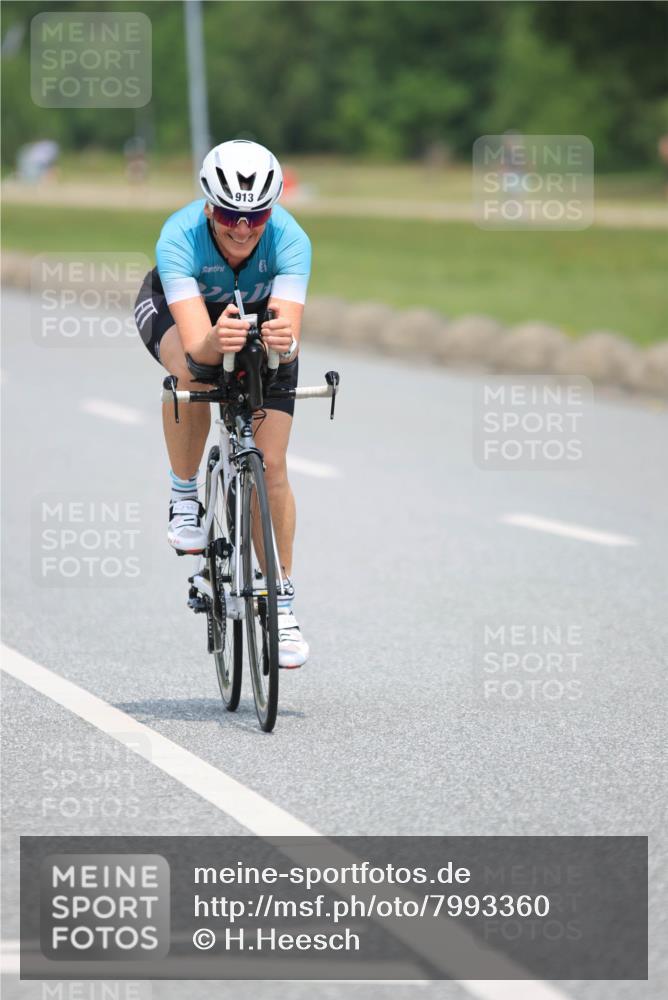 21.06.2025 - 27. Vierlanden-Triathlon H.Heesch http://msf.ph/oto/7993360 15.06.2025 12:04:44 Radfahren 252, 822, 826, 913 meine-sportfotos.de