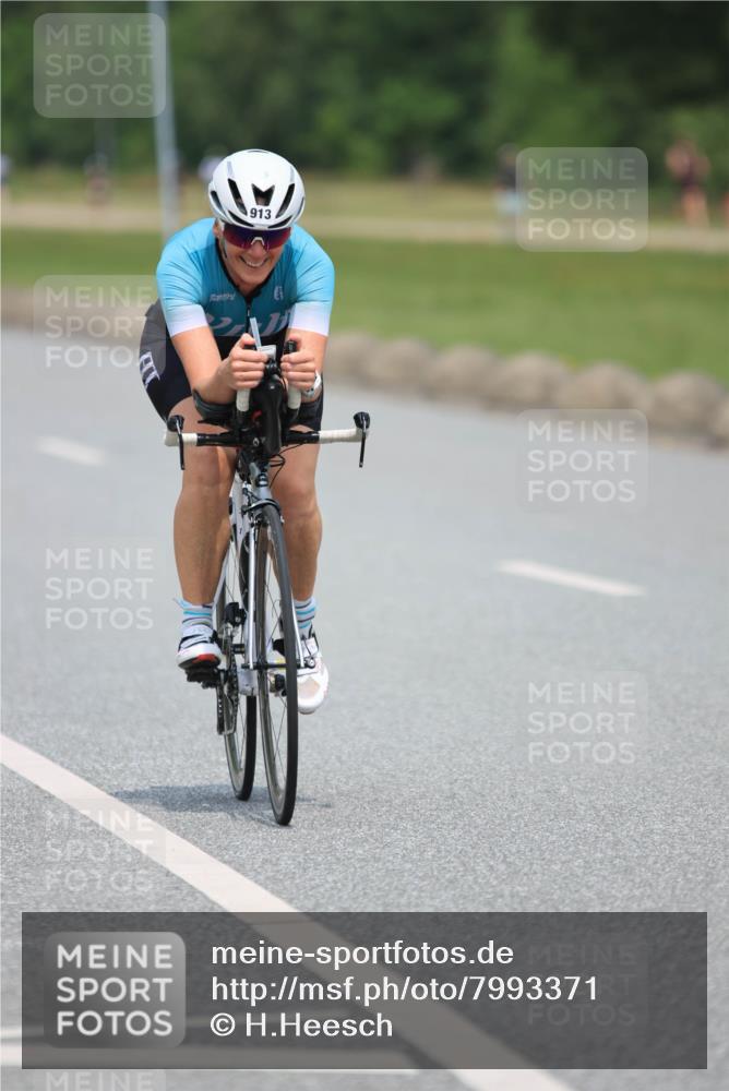 21.06.2025 - 27. Vierlanden-Triathlon H.Heesch http://msf.ph/oto/7993371 15.06.2025 12:04:44 Radfahren 252, 822, 826, 913 meine-sportfotos.de