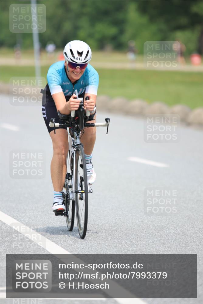 21.06.2025 - 27. Vierlanden-Triathlon H.Heesch http://msf.ph/oto/7993379 15.06.2025 12:04:44 Radfahren 252, 822, 826, 913 meine-sportfotos.de