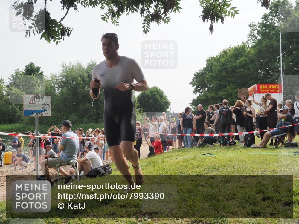 15.06.2025 - 27. Vierlanden-Triathlon KatJ http://msf.ph/oto/7993390 15.06.2025 09:54:22 Schwimmen 253, 255, 261, 302, 337, 342, 356 meine-sportfotos.de