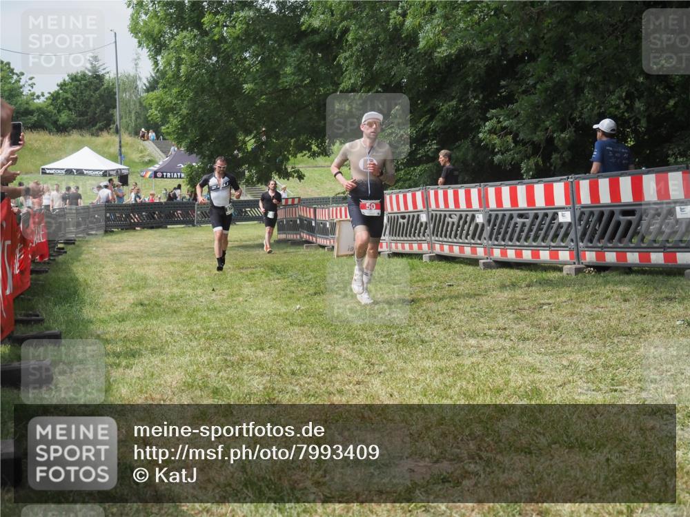 21.06.2025 - 27. Vierlanden-Triathlon KatJ http://msf.ph/oto/7993409 15.06.2025 12:34:28 Ziel 50, 874 meine-sportfotos.de