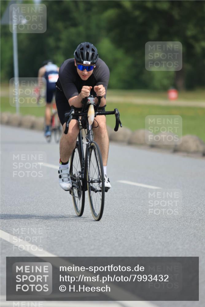 15.06.2025 - 27. Vierlanden-Triathlon H.Heesch http://msf.ph/oto/7993432 15.06.2025 10:24:39 Radfahren 30, 51, 238, 295, 491, 606 meine-sportfotos.de