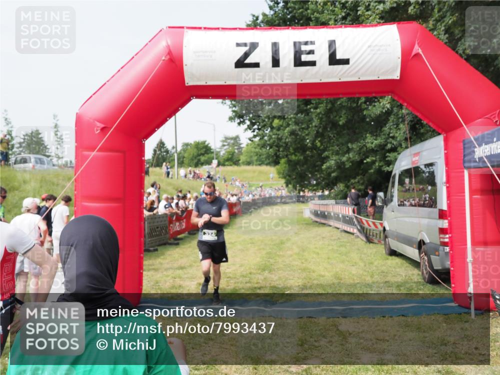 21.06.2025 - 27. Vierlanden-Triathlon MichiJ http://msf.ph/oto/7993437 15.06.2026 11:16:22 Ziel 324 meine-sportfotos.de