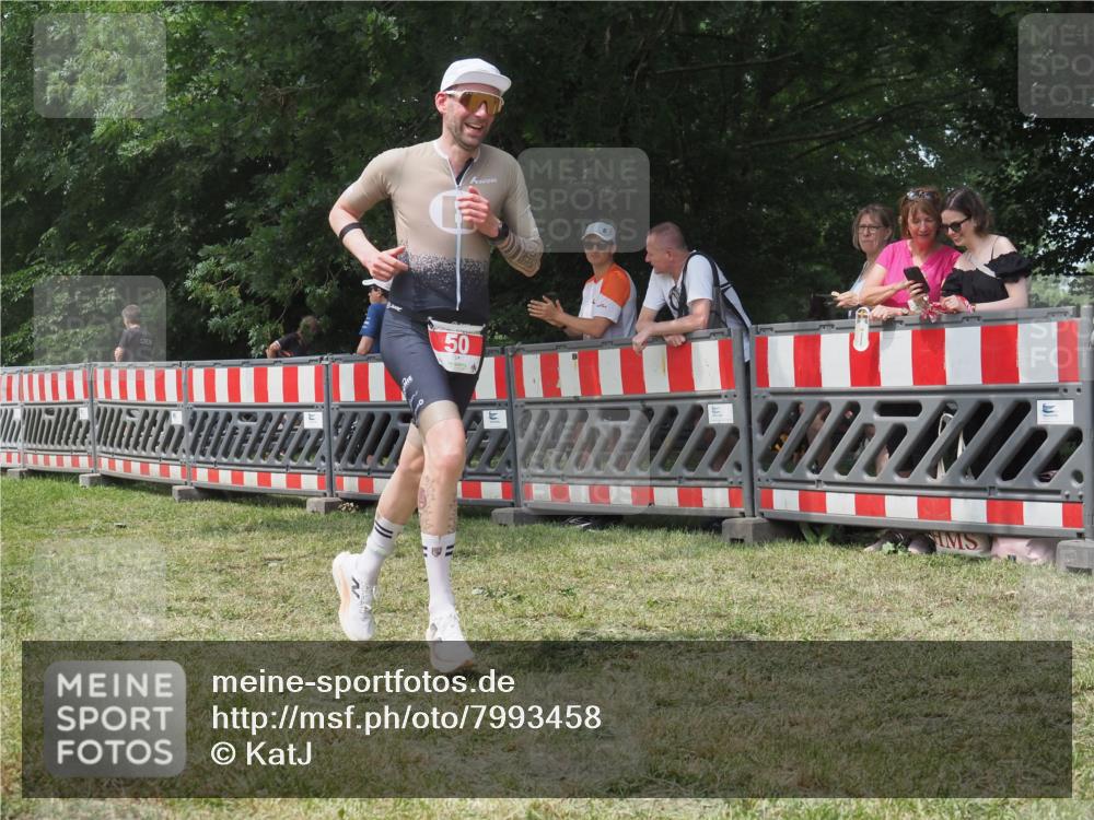 21.06.2025 - 27. Vierlanden-Triathlon KatJ http://msf.ph/oto/7993458 15.06.2025 12:34:30 Ziel 50, 874 meine-sportfotos.de
