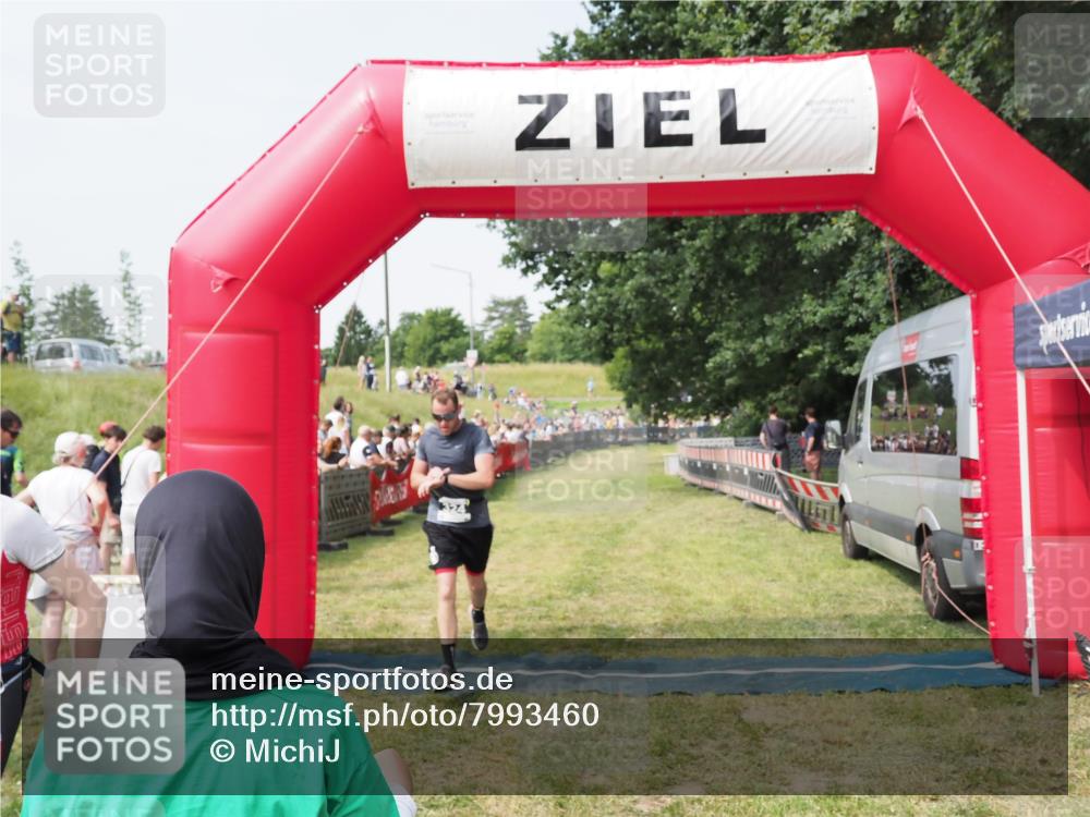 21.06.2025 - 27. Vierlanden-Triathlon MichiJ http://msf.ph/oto/7993460 15.06.2026 11:16:22 Ziel 324 meine-sportfotos.de