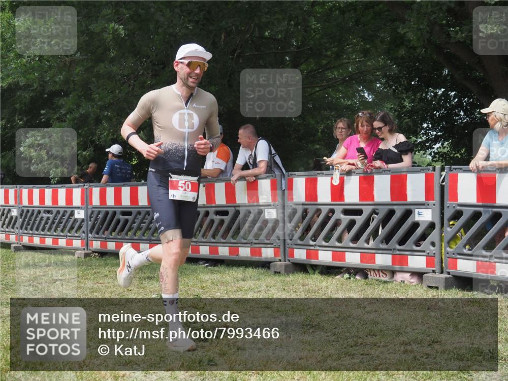 21.06.2025 - 27. Vierlanden-Triathlon KatJ http://msf.ph/oto/7993466 15.06.2025 12:34:30 Ziel 50, 874 meine-sportfotos.de