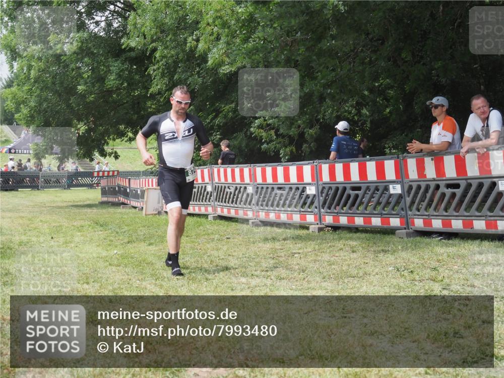 21.06.2025 - 27. Vierlanden-Triathlon KatJ http://msf.ph/oto/7993480 15.06.2025 12:34:32 Ziel 874 meine-sportfotos.de