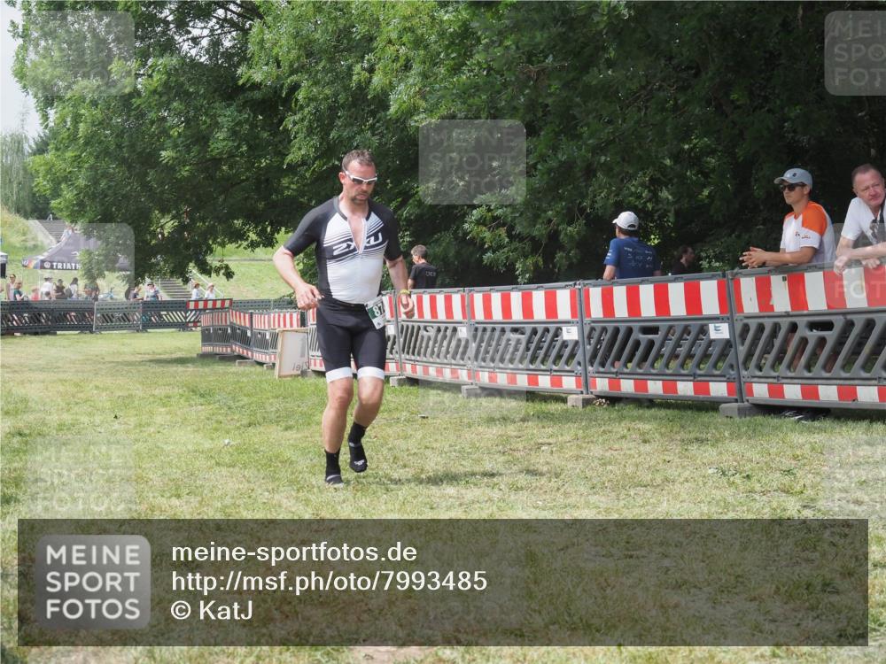 21.06.2025 - 27. Vierlanden-Triathlon KatJ http://msf.ph/oto/7993485 15.06.2025 12:34:32 Ziel 874 meine-sportfotos.de