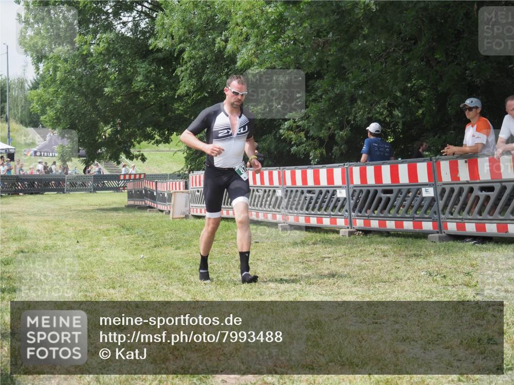 21.06.2025 - 27. Vierlanden-Triathlon KatJ http://msf.ph/oto/7993488 15.06.2025 12:34:32 Ziel 874 meine-sportfotos.de