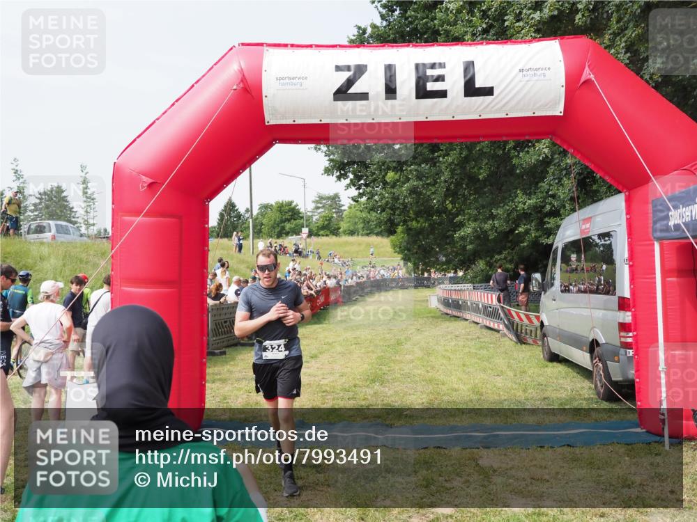 21.06.2025 - 27. Vierlanden-Triathlon MichiJ http://msf.ph/oto/7993491 15.06.2026 11:16:23 Ziel 324 meine-sportfotos.de
