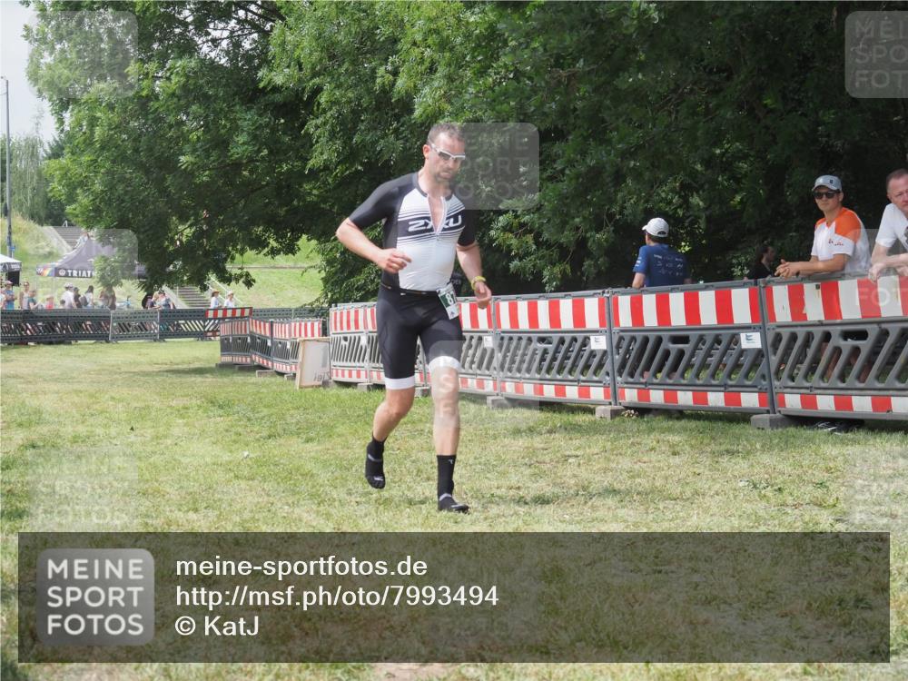 21.06.2025 - 27. Vierlanden-Triathlon KatJ http://msf.ph/oto/7993494 15.06.2025 12:34:32 Ziel 874 meine-sportfotos.de