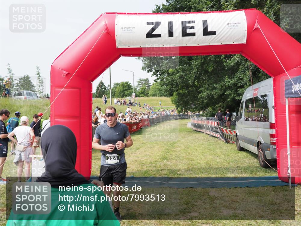 21.06.2025 - 27. Vierlanden-Triathlon MichiJ http://msf.ph/oto/7993513 15.06.2026 11:16:23 Ziel 324 meine-sportfotos.de