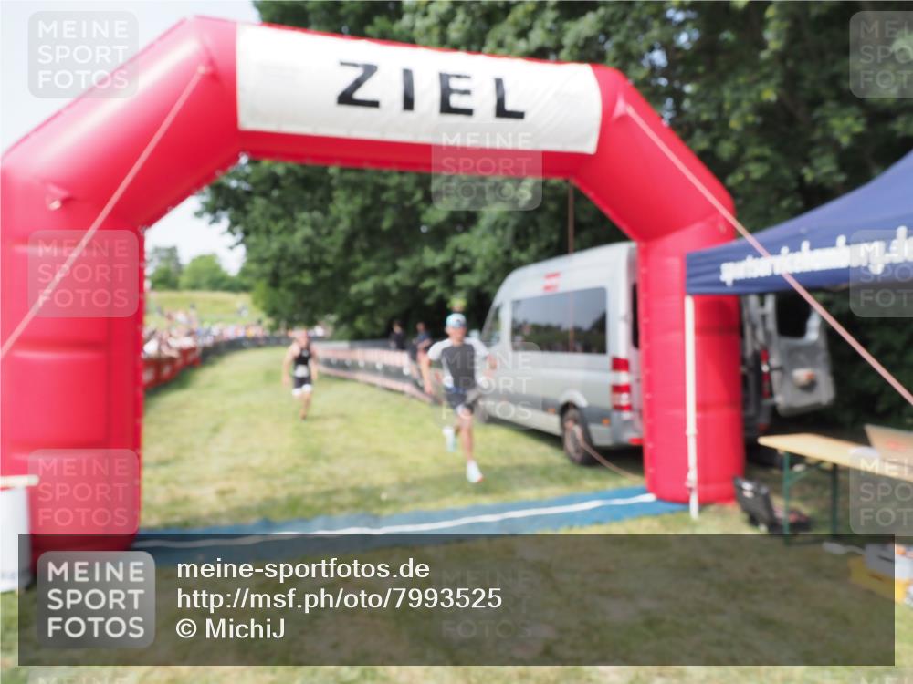 21.06.2025 - 27. Vierlanden-Triathlon MichiJ http://msf.ph/oto/7993525 15.06.2026 11:16:37 Ziel 395, 548 meine-sportfotos.de