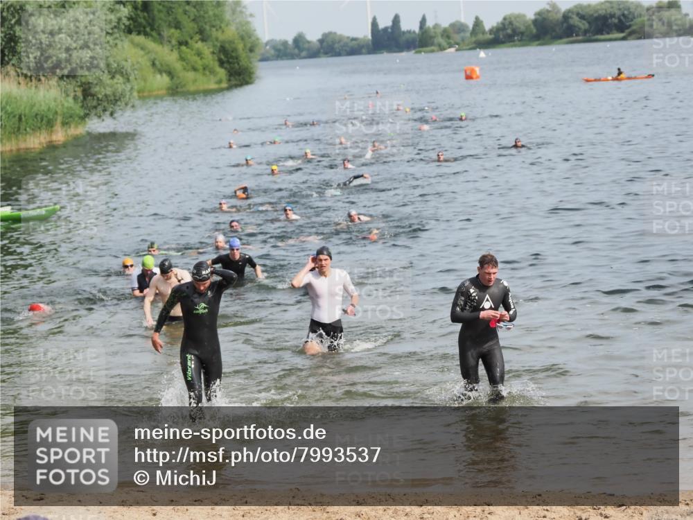21.06.2025 - 27. Vierlanden-Triathlon MichiJ http://msf.ph/oto/7993537 15.06.2026 09:55:38 Schwimmen 272, 273, 300, 303, 329, 548 meine-sportfotos.de