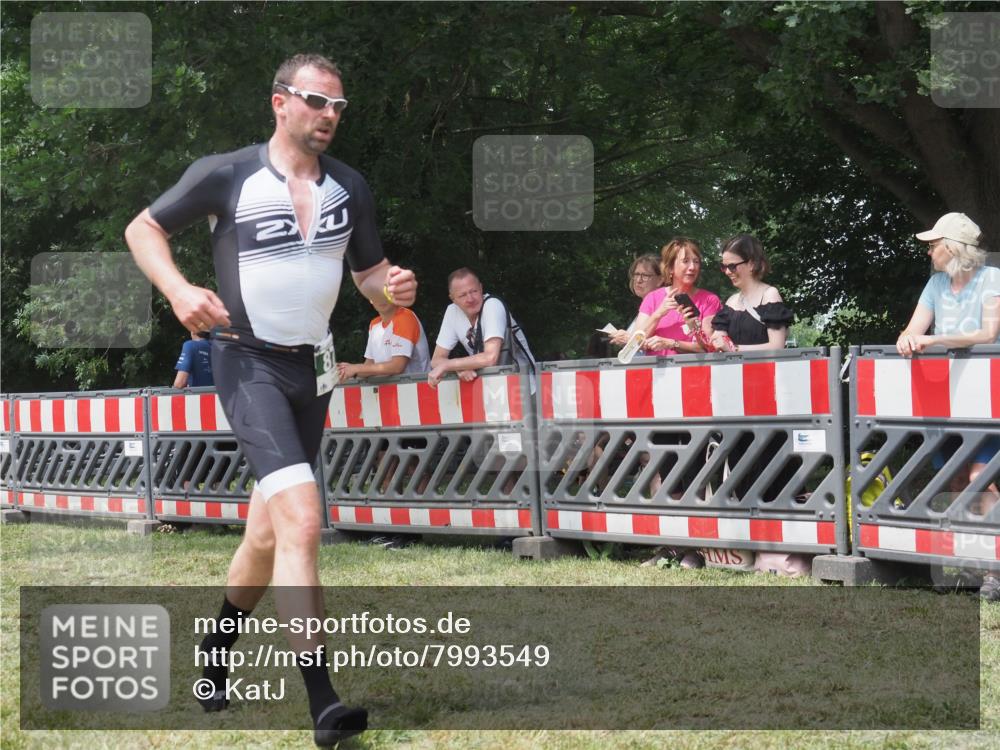 21.06.2025 - 27. Vierlanden-Triathlon KatJ http://msf.ph/oto/7993549 15.06.2025 12:34:33 Ziel 874 meine-sportfotos.de