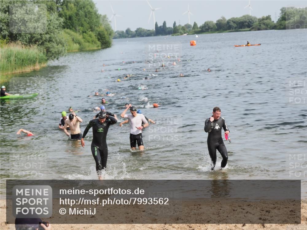21.06.2025 - 27. Vierlanden-Triathlon MichiJ http://msf.ph/oto/7993562 15.06.2026 09:55:38 Schwimmen 272, 273, 300, 303, 329, 548 meine-sportfotos.de