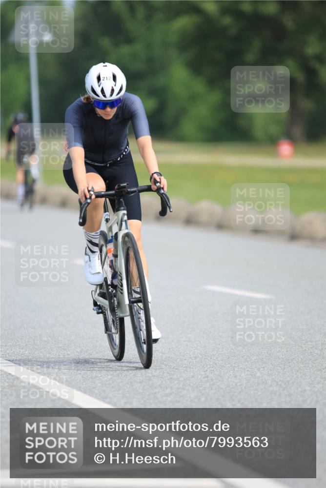 15.06.2025 - 27. Vierlanden-Triathlon H.Heesch http://msf.ph/oto/7993563 15.06.2025 10:26:02 Radfahren 129, 182, 212, 246, 489, 501, 566, 577, 595, 633 meine-sportfotos.de