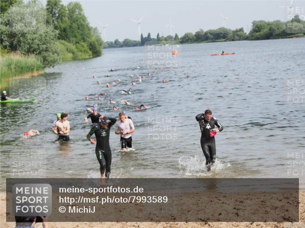 21.06.2025 - 27. Vierlanden-Triathlon MichiJ http://msf.ph/oto/7993589 15.06.2026 09:55:39 Schwimmen 272, 273, 300, 303, 329, 548 meine-sportfotos.de