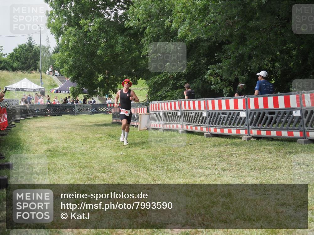 21.06.2025 - 27. Vierlanden-Triathlon KatJ http://msf.ph/oto/7993590 15.06.2025 12:35:11 Ziel 69 meine-sportfotos.de