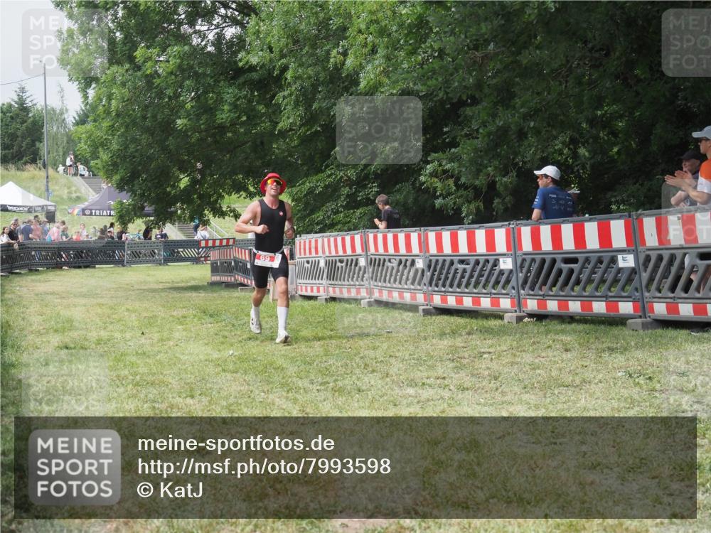 21.06.2025 - 27. Vierlanden-Triathlon KatJ http://msf.ph/oto/7993598 15.06.2025 12:35:11 Ziel 69 meine-sportfotos.de