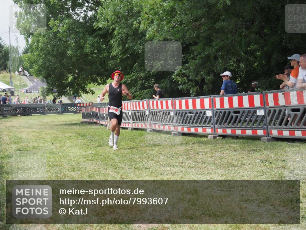 21.06.2025 - 27. Vierlanden-Triathlon KatJ http://msf.ph/oto/7993607 15.06.2025 12:35:11 Ziel 69 meine-sportfotos.de