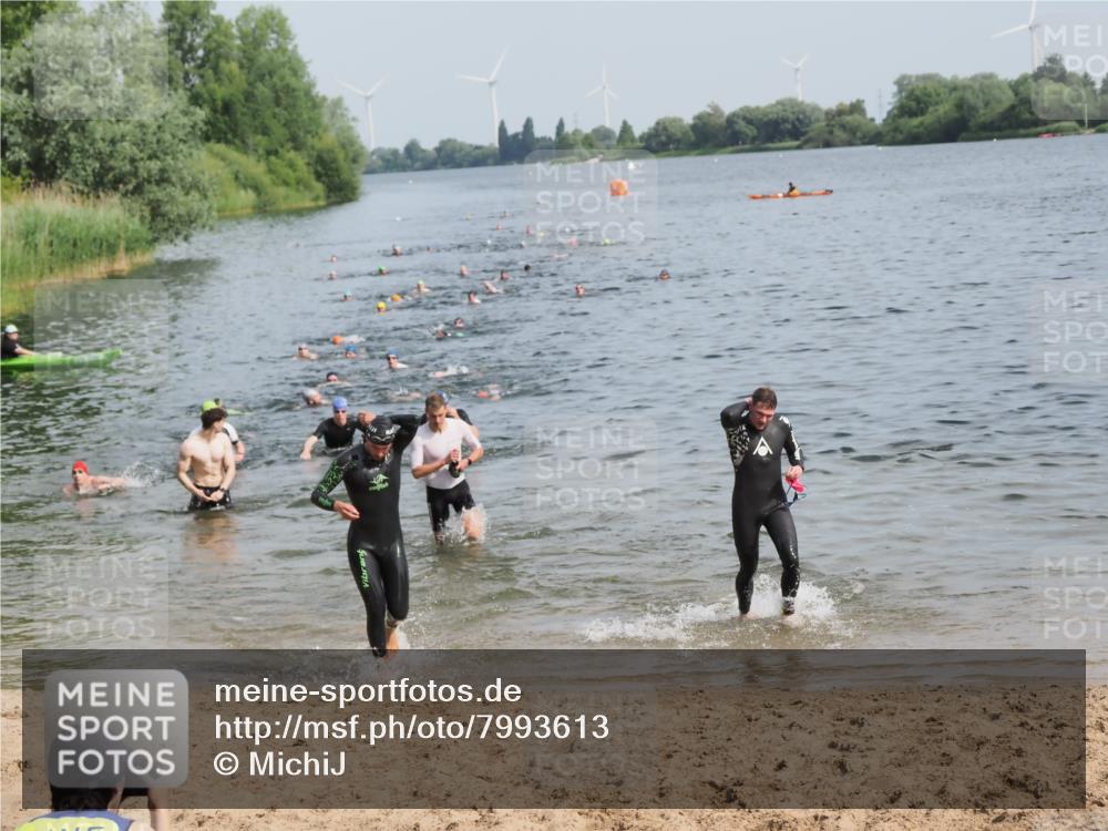 21.06.2025 - 27. Vierlanden-Triathlon MichiJ http://msf.ph/oto/7993613 15.06.2026 09:55:39 Schwimmen 272, 273, 300, 303, 329, 548 meine-sportfotos.de