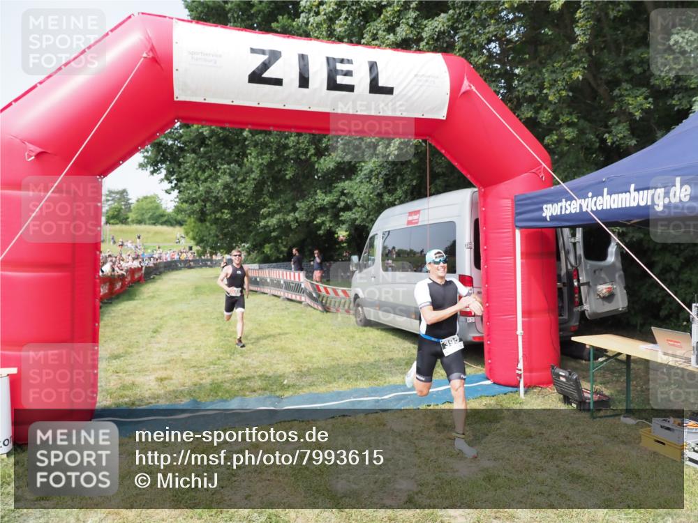 21.06.2025 - 27. Vierlanden-Triathlon MichiJ http://msf.ph/oto/7993615 15.06.2026 11:16:38 Ziel 395, 548 meine-sportfotos.de