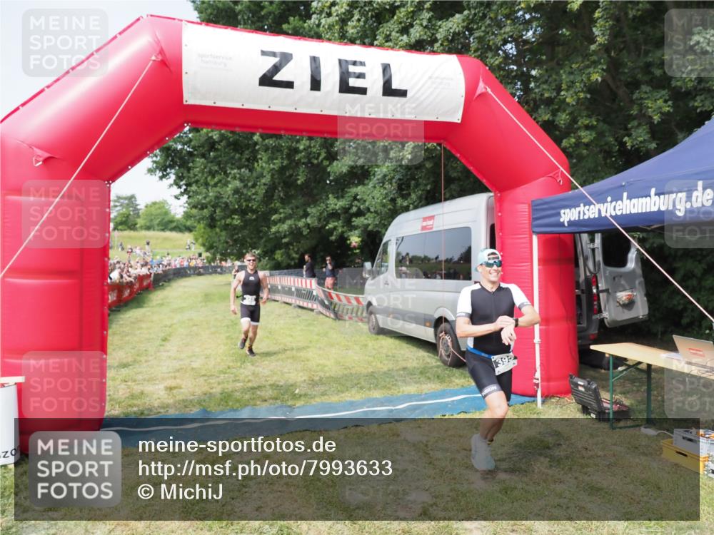 21.06.2025 - 27. Vierlanden-Triathlon MichiJ http://msf.ph/oto/7993633 15.06.2026 11:16:38 Ziel 395, 548 meine-sportfotos.de