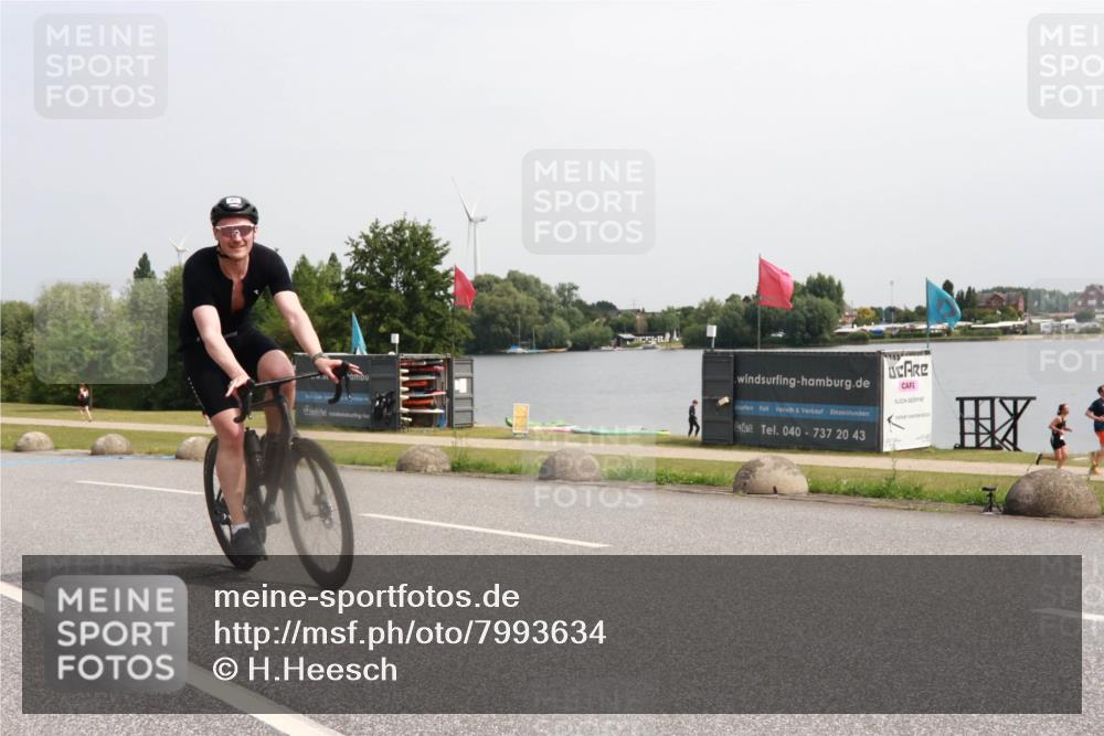 15.06.2025 - 27. Vierlanden-Triathlon H.Heesch http://msf.ph/oto/7993634 15.06.2025 11:16:30 Radfahren 45, 603, 717, 805 meine-sportfotos.de