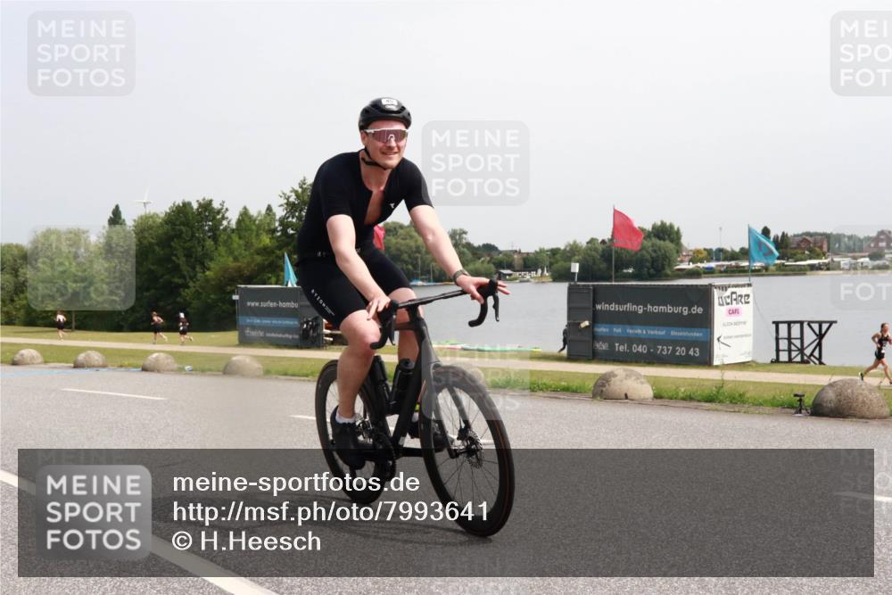 15.06.2025 - 27. Vierlanden-Triathlon H.Heesch http://msf.ph/oto/7993641 15.06.2025 11:16:30 Radfahren 45, 603, 717, 805 meine-sportfotos.de