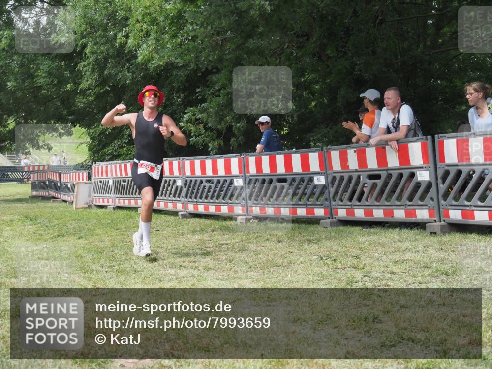 21.06.2025 - 27. Vierlanden-Triathlon KatJ http://msf.ph/oto/7993659 15.06.2025 12:35:12 Ziel 69 meine-sportfotos.de