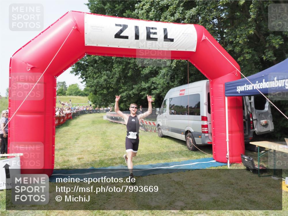 21.06.2025 - 27. Vierlanden-Triathlon MichiJ http://msf.ph/oto/7993669 15.06.2026 11:16:39 Ziel 395, 548 meine-sportfotos.de