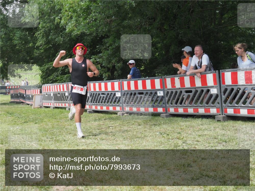 21.06.2025 - 27. Vierlanden-Triathlon KatJ http://msf.ph/oto/7993673 15.06.2025 12:35:12 Ziel 69 meine-sportfotos.de