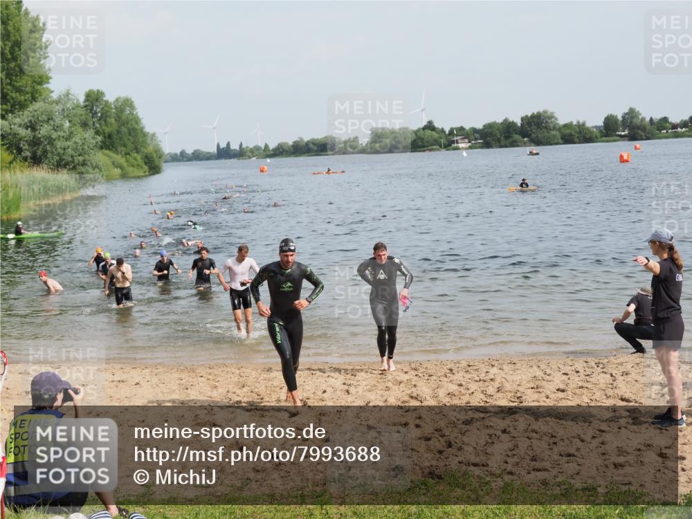 21.06.2025 - 27. Vierlanden-Triathlon MichiJ http://msf.ph/oto/7993688 15.06.2026 09:55:42 Schwimmen 273, 300, 303 meine-sportfotos.de