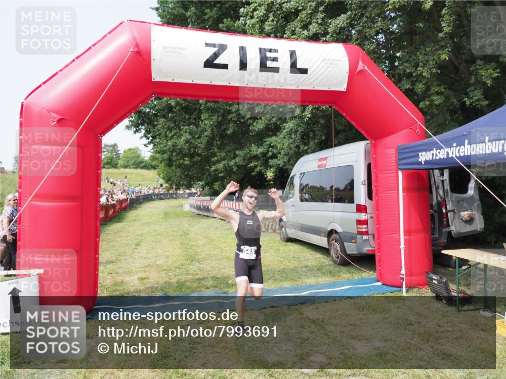 21.06.2025 - 27. Vierlanden-Triathlon MichiJ http://msf.ph/oto/7993691 15.06.2026 11:16:39 Ziel 395, 548 meine-sportfotos.de