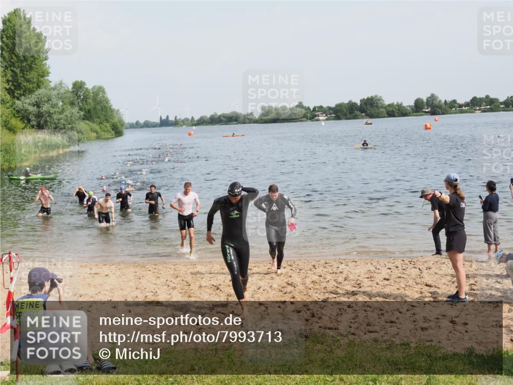21.06.2025 - 27. Vierlanden-Triathlon MichiJ http://msf.ph/oto/7993713 15.06.2026 09:55:42 Schwimmen 273, 300, 303 meine-sportfotos.de