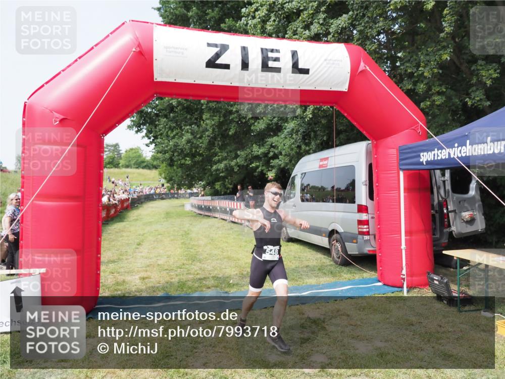 21.06.2025 - 27. Vierlanden-Triathlon MichiJ http://msf.ph/oto/7993718 15.06.2026 11:16:39 Ziel 395, 548 meine-sportfotos.de