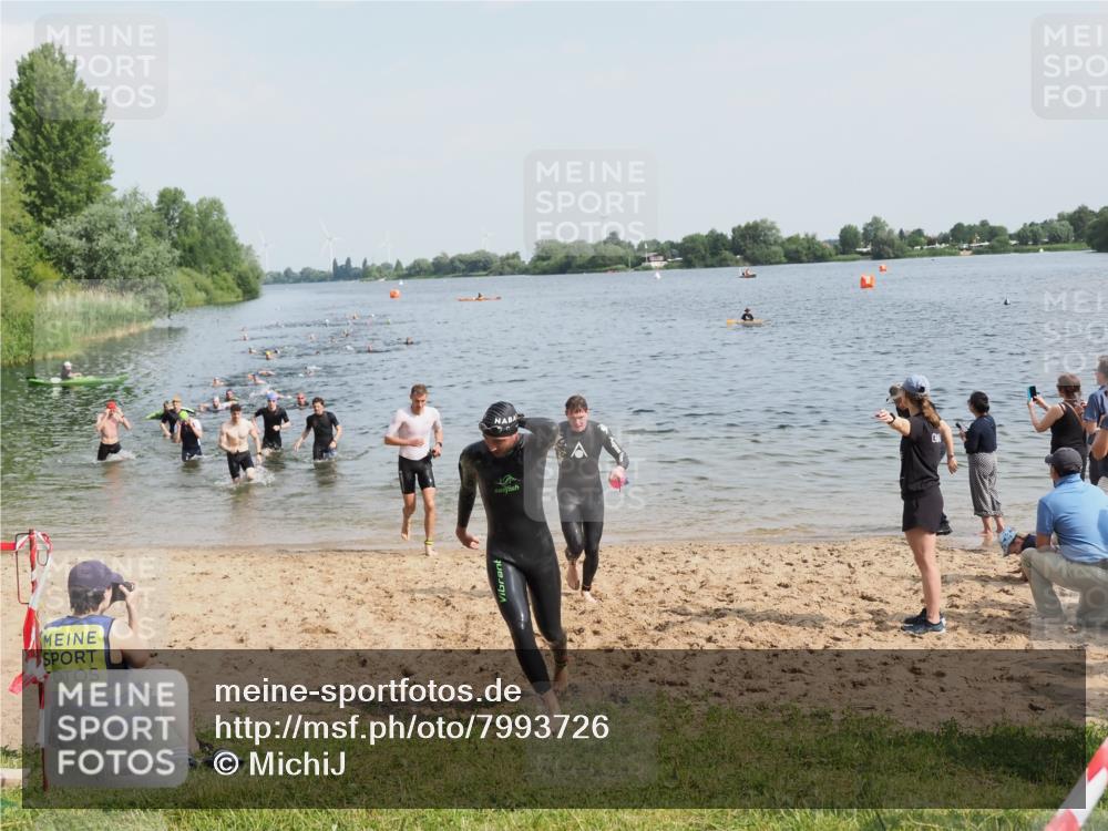 21.06.2025 - 27. Vierlanden-Triathlon MichiJ http://msf.ph/oto/7993726 15.06.2026 09:55:43 Schwimmen 273, 300, 303, 331, 338 meine-sportfotos.de