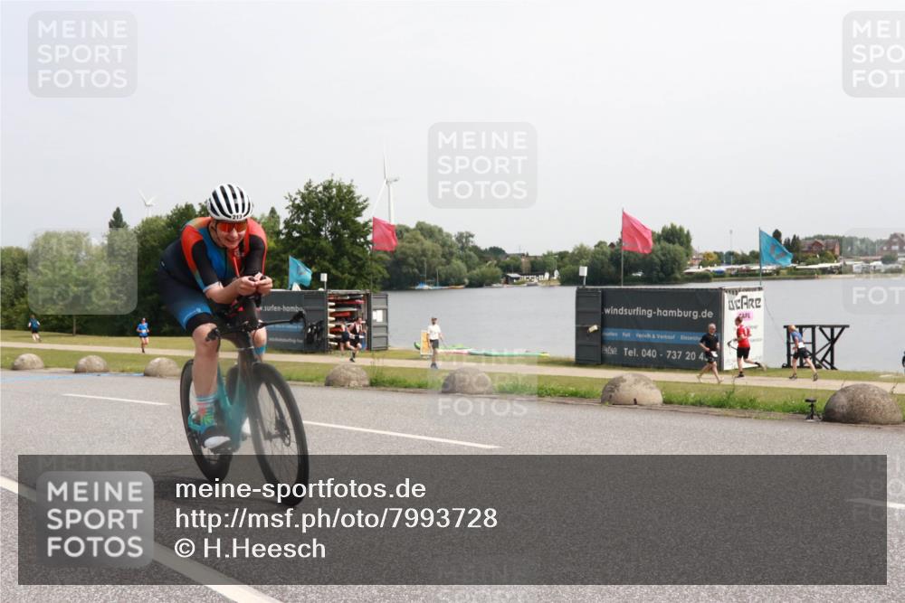 15.06.2025 - 27. Vierlanden-Triathlon H.Heesch http://msf.ph/oto/7993728 15.06.2025 11:17:30 Radfahren 213, 672, 824, 847 meine-sportfotos.de