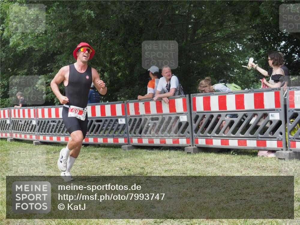 21.06.2025 - 27. Vierlanden-Triathlon KatJ http://msf.ph/oto/7993747 15.06.2025 12:35:13 Ziel 69 meine-sportfotos.de