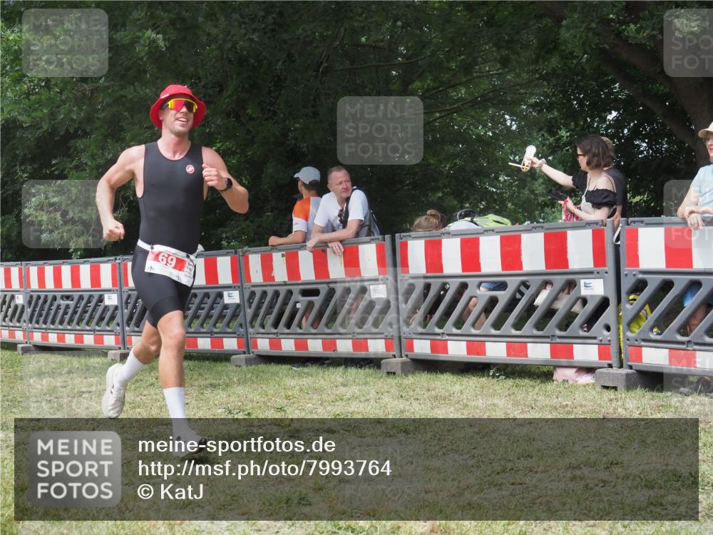21.06.2025 - 27. Vierlanden-Triathlon KatJ http://msf.ph/oto/7993764 15.06.2025 12:35:13 Ziel 69 meine-sportfotos.de