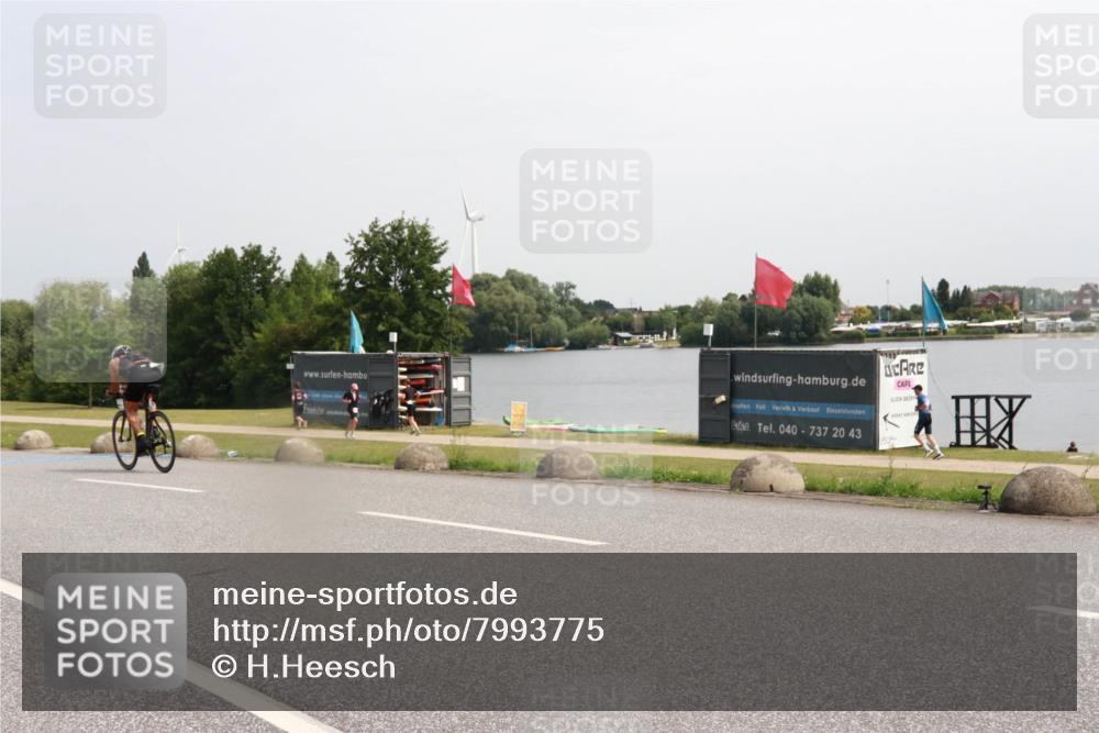 15.06.2025 - 27. Vierlanden-Triathlon H.Heesch http://msf.ph/oto/7993775 15.06.2025 11:17:56 Radfahren 7, 154, 199, 720, 830, 947 meine-sportfotos.de