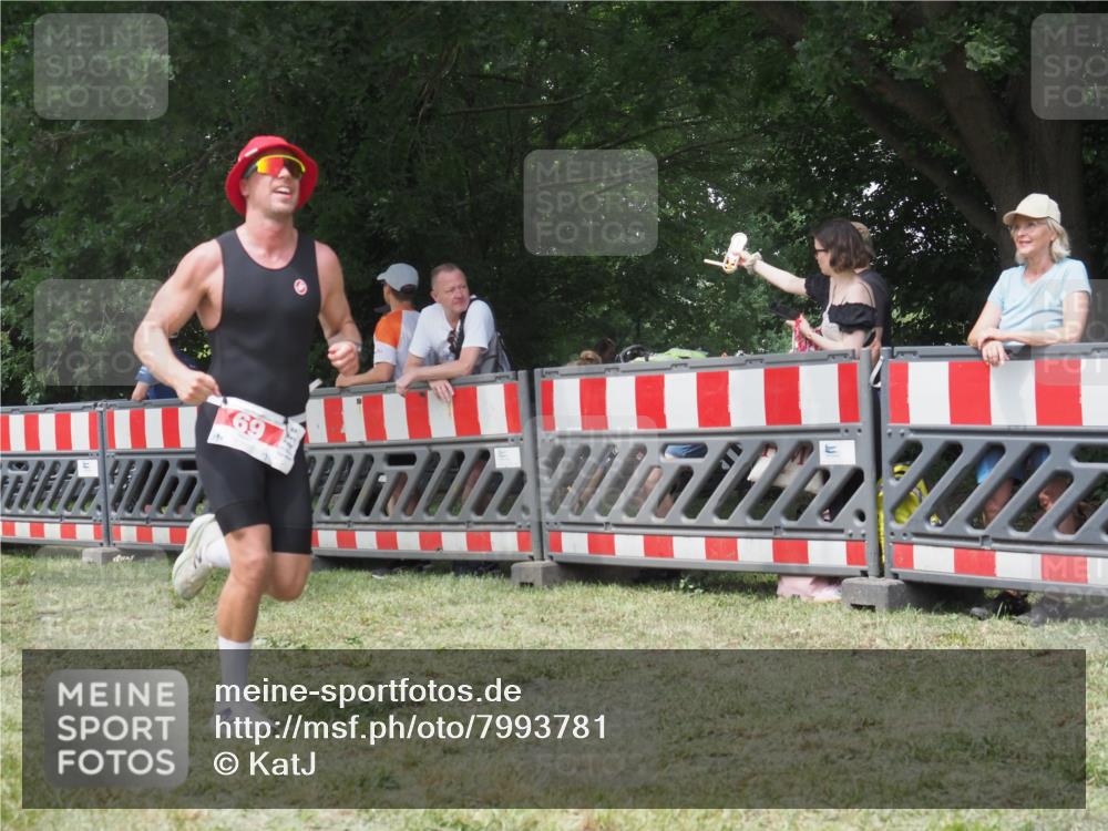 21.06.2025 - 27. Vierlanden-Triathlon KatJ http://msf.ph/oto/7993781 15.06.2025 12:35:13 Ziel 69 meine-sportfotos.de