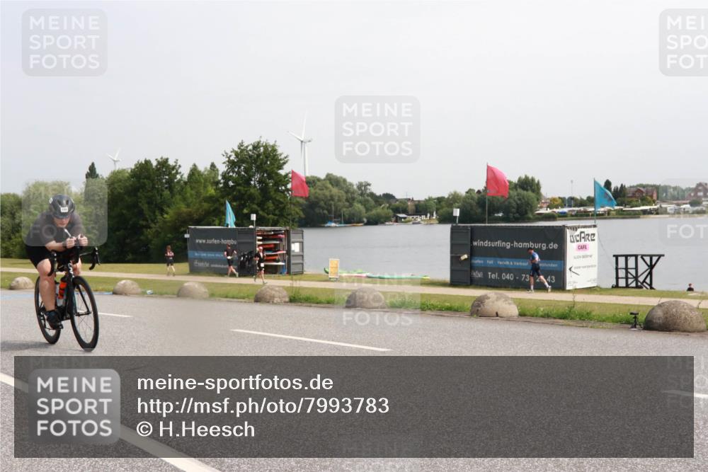 15.06.2025 - 27. Vierlanden-Triathlon H.Heesch http://msf.ph/oto/7993783 15.06.2025 11:17:56 Radfahren 7, 154, 199, 720, 830, 947 meine-sportfotos.de
